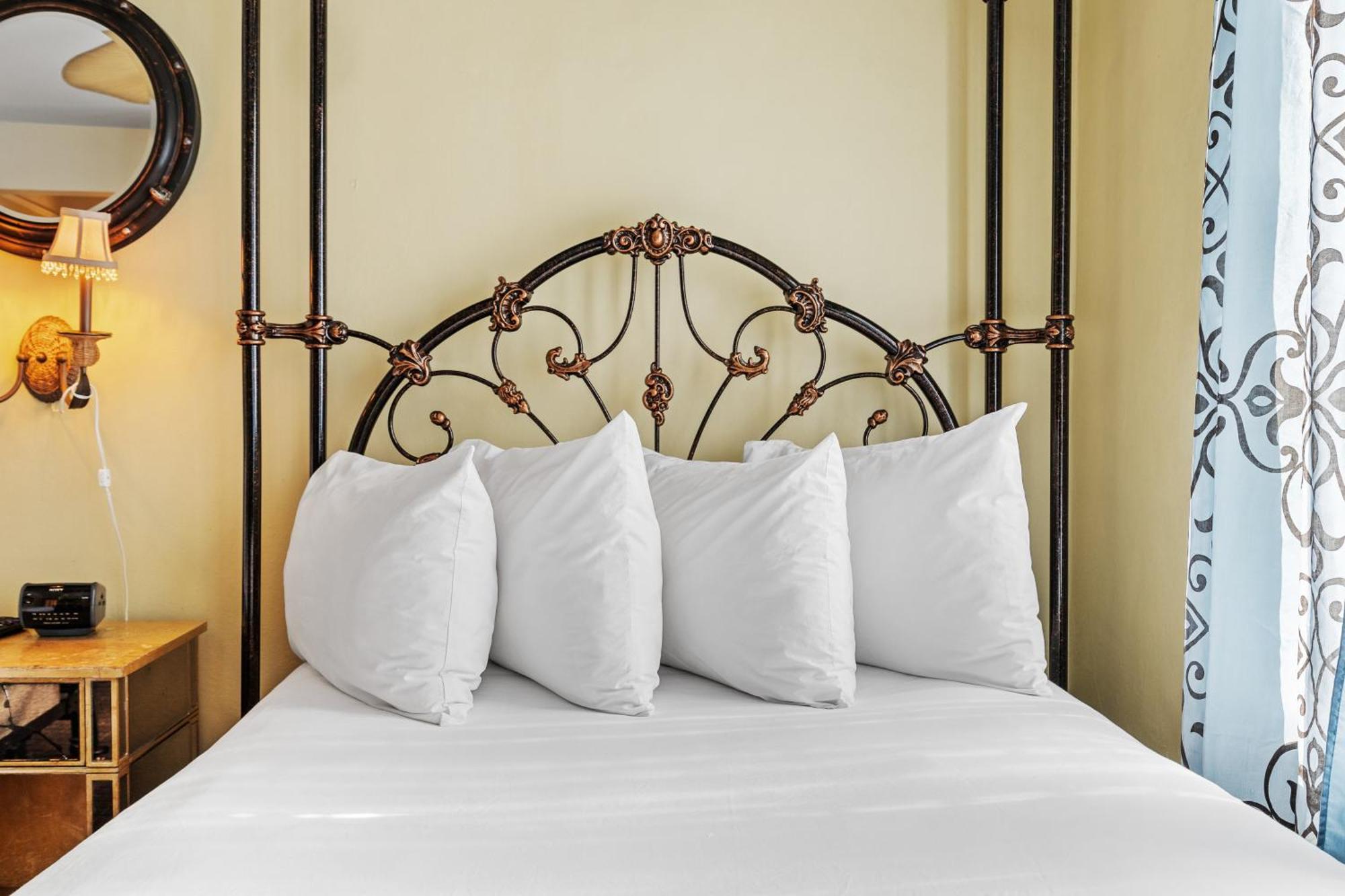 Petite Double Room